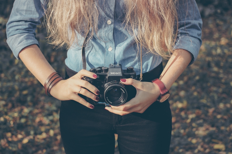 photographe-TOURETTE DU CHATEAU-min_hand-person-girl-woman-camera-photography-614-pxhere.com